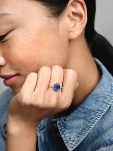 Ensemble de bagues de fiançailles de luxe 3 pièces en saphir bleu ovale créé en laboratoire pour femmes |   Bague de mariage empilable en or 18 carats avec accent de diamant rhodié - Product Image 2