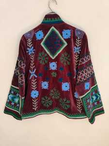 Veste en velours Suzani faite à la main avec broderie florale artisanale, art populaire bohème, vêtement ethnique d'hiver pour femmes, vêtement vintage fait à la main - Product Image 5
