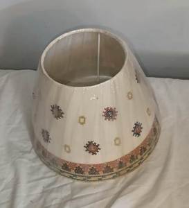 Abat-jour coniques brodés les plus populaires en tissu de lin avec douilles E27 pour lampe de bureau ou lampadaire, idéal pour hôtel et maison. - Product Image 1