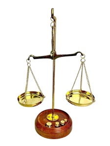Balance de pesée vintage traditionnelle de style orfèvre, pièce maîtresse Tarazu, de style antique, avec plateaux suspendus, décorative - Product Image 5