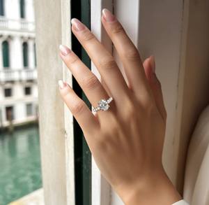 แหวนเพชรโมอิสซาไนต์ทรงรี 3 กะรัต ชุบทอง 18K เงินสเตอร์ลิง ดีไซน์หรูหรา สำหรับงานหมั้น งานแต่งงาน และงานเลี้ยง - Product Image 2