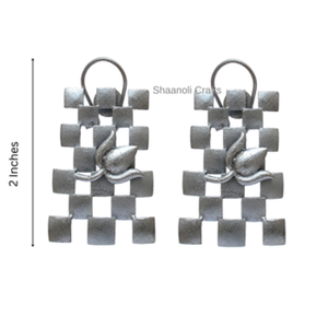 ต่างหูดีไซน์สวยงาม ลายบล็อก ต่างหูดีไซน์เนอร์ ชุบเงิน ทำจากทองเหลือง สำหรับผู้หญิง สวมใส่ในงานแต่งงาน งานปาร์ตี้ - Product Image 2