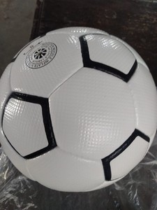 Ballon de football d'entraînement texturé en PU blanc avec design à panneaux pour les matchs professionnels, toutes saisons, usage adulte - Product Image 1