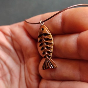 Collier avec pendentif poisson en bois, charme en bois naturel sculpté à la main, couleur marron, design minimaliste pour les amoureux de la nature - Product Image 5