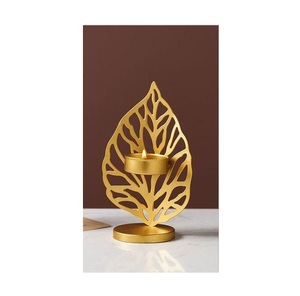 Porte-bougie en métal contemporain pour la décoration urbaine, ajoutant une touche métallique élégante et un éclat de chandelle. - Product Image 3