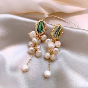 Boucles d'oreilles pendantes fines en nacre d'ormeau faites à la main avec perles d'eau douce, design de niche rétro de luxe, nouvelle collection tissée pure - Product Image 5