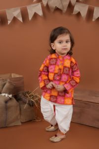 ชุดคุรตะผ้าฝ้ายสีแดงพิมพ์ลายพร้อมกางเกงโดติสำหรับเด็กผู้ชาย-T-Red booty kurta - Product Image 3