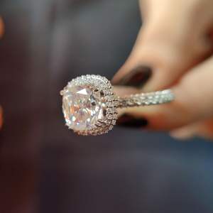 Anillo de Compromiso RITZIN RIH3340 con Moissanita Antigua, Anillo de Boda con Halo de Moissanita Único, Anillo de Oro Blanco para Mujer - Product Image 3