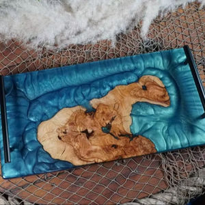 Plateau de service en bois d'olivier avec résine époxy effet vague océanique, coquillages marins, poignées noires, planche à charcuterie de luxe pour cuisine et salle à manger - Product Image 1