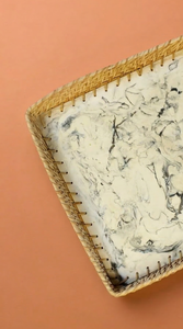 Bandeja cuadrada de resina con efecto mármol hecha a mano, con borde de ratán tejido, bandeja decorativa para mesa de café, decoración del hogar. - Product Image 4