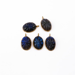 Colgante de labradorita a la moda hecho a mano chapado en oro forma ovalada flor tallada encanto ajuste incrustaciones para la fabricación de joyas de moda - Product Image 1
