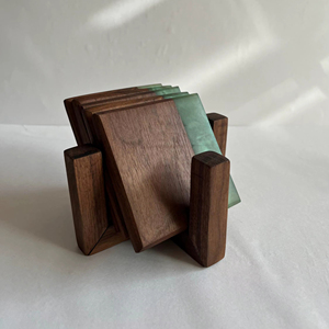 Posavasos de resina verde y madera para mesas modernas, mesas de café y base para macetas pequeñas para proteger la superficie, de la India. - Product Image 1