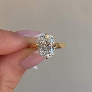 SATVIK RATNA Bague de fiançailles solitaire en or 14 carats avec diamant de laboratoire taille coussin allongée de 3 carats, certifiée IGI, et bande large en forme de cigare - Product Image 1