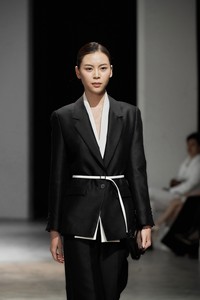 Nuevos Blazers Elegantes para Mujer ODILE de Doble Capa con Cuello, Cierre de un Solo Botón, Tejido Regular, Logotipo en la Espalda, Blazers Resistentes - Product Image 4