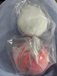Pelota de críquet rosa para entrenamiento intenso con costuras negras cosidas, LOGO personalizado, venta al por mayor, proveedor OEM, fábrica de pelotas 2026 - Product Image 4
