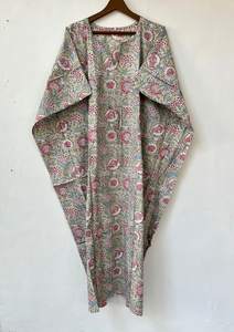 Robe longue kaftan en coton à motifs floraux indiens, parfaite comme tenue de plage ou tenue de nuit confortable pour les mamans - Product Image 3