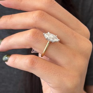 Anillo de Compromiso con Diamante Cultivado en Laboratorio de Corte Marquesa de 2.5 Quilates, Anillo de Propuesta Delicado, Certificado por IGI - Product Image 6