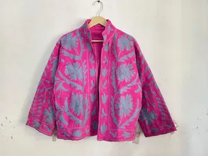 Chaqueta de algodón rosa fuerte para mujer, bordada con motivos Suzani, estilo bohemio, floral, hecha a mano, con cuello alto, prenda exterior étnica corta. - Product Image 2