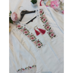 Nuevo conjunto de traje Arriva Premium Chanderi 3 Pis
Lanzamiento de un hermoso conjunto de traje Chanderi blanco para mujer con trabajo de bordado pesado en NEC - Product Image 1