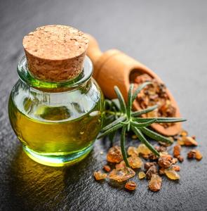 Fabricante y Exportador de Aceite Esencial de Mirra al por Mayor, Aceite Puro Destilado al Vapor para la Industria del Jabón, Velas, Cosméticos y Fragancias - Product Image 2