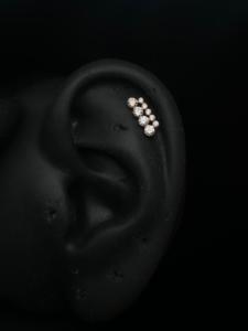 ต่างหูทองคำ 14K ประดับเพชรทรงแท่ง ดีไซน์เกลียวเกี่ยวแบบปลอดภัย - Product Image 1