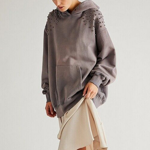 Sweat à capuche gris clouté pour homme, manches longues, polaire 100% coton, hiver, poche kangourou, détails rivets, streetwear décontracté - Product Image 1