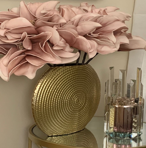 Classic <b>white</b> brass <b>vase</b> with vertical <b>gold</b> ribbing. Elegant premium dining table decor. Available at wholesale prices. - Product Image 3