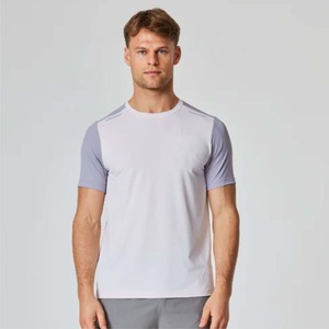 เสื้อยืดคอกลมแขนสั้นสีขาวเทาตัดกันสำหรับผู้ชาย ทรงปกติ ระบายอากาศได้ดี ผ้าถัก สไตล์ลำลอง ผ้าฝ้าย 100% ปรับแต่งลายด้านหน้าได้ - Product Image 1