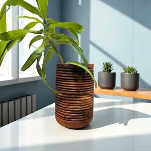 Jarrón de Mesa de Madera Hecho a Mano con Acabado Brillante, Diseño Moderno y Minimalista para Exhibición Floral - Product Image 3