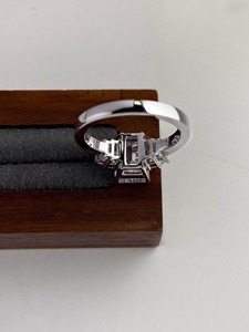 แหวนเพชรทรงเหลี่ยมมรกต 3 กะรัต สวยงามหรูหรา เพชรเลี้ยงในห้องปฏิบัติการ รับรองโดย IGI สี E ความสะอาด VS ทองคำขาว 14K ประดับเพชรทรงบาแกตต์ แหวนหมั้น - Product Image 5