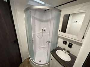 Autocaravana de Lujo 4x4 con Tracción en las Cuatro Ruedas, Mini Caravana, Remolque RV para 4 Personas, Camper Todoterreno de Fibra de Vidrio con Ducha y Baño - Product Image 6