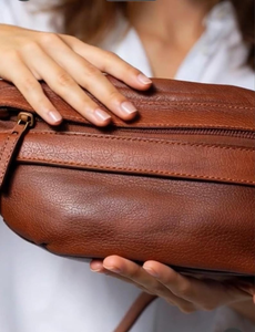 Bolso de Pecho Minimalista de Cuero Marrón para Mujer, Bolso Bandolera de Cuero Genuino Suave con Correa de Hombro Ajustable - Product Image 2