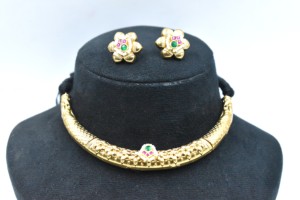 Ensemble collier ras-de-cou et boucles d'oreilles ajustables en laiton plaqué or, style Pachi Kundan Hasli, pour mariage et occasions spéciales - Product Image 2