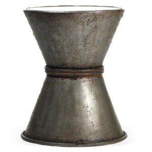 Table d'appoint ronde en métal étamé martelé, fabriquée à la main, avec plateau en bois de manguier et rangement dissimulé, utilisable également comme table basse ou tabouret - Product Image 2