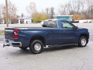 รถกระบะสีน้ำเงินสวยงาม ปี 2022 รุ่น Silverado 1500 Work Truck Crew Cab LB 4WD มือสอง พวงมาลัยซ้าย เกียร์อัตโนมัติ เบาะผ้า แพ็คเกจสุดคุ้ม - Product Image 4