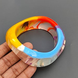Bracelet large en résine colorée tendance, jonc marbré jaune, rouge, bleu, violet en acrylique pour femme - Product Image 2