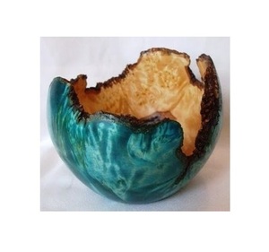 Bol en bois d'acacia et résine époxy fait main par un designer, motif artistique en résine fluide, sans BPA, pour la présentation décorative sur table. - Product Image 3