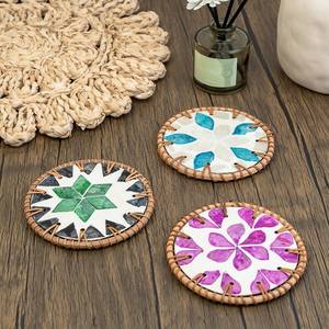 Sous-verres classiques faits à la main en rotin avec bordure en nacre colorée, résistants à la chaleur, écologiques, légers et luxueux - Product Image 2