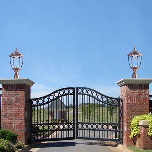 Lanterna Solare LED da Esterno Dorata da 20 Pollici, Design Elegante in Vetro Vintage per Sentieri, Giardini e Cortili - Product Image 1