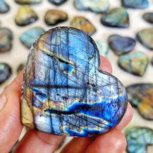 Cœurs bombés en labradorite, cristaux de pierres précieuses, pierres de labradorite sculptées en forme de cœur pour la décoration et l'artisanat en cristal - Product Image 1