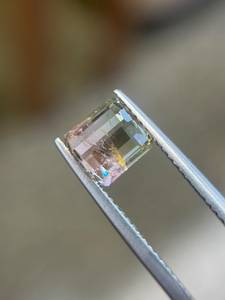 Tourmaline naturelle bicolore pastèque 2,02 carats taille émeraude, pierre libre à facettes avec jeu de couleurs, bijoux en gros d'Afrique - Product Image 4