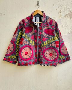 Veste réversible en coton tricoté d'hiver brodée à la main Suzani, motif floral vintage pour femmes - Product Image 1
