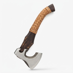 Hacha de Acero al Carbono Forjada a Mano con Mango de Madera Envuelto en Cuero Trenzado, Hacha Rústica para Camping y Bushcraft, Directo de Fábrica OEM ODM - Product Image 1