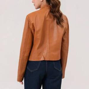 Chaqueta de cuero para mujer, color canela, estilo motociclista, cuello alto, cierre de cremallera, corte ajustado - Chaqueta de cuero estilo motociclista - Product Image 3