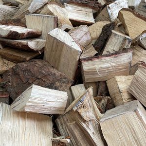 Bûches de bois de chauffage naturelles séchées au four à faible humidité en chêne, bouleau et frêne pour le chauffage de la cheminée et la cuisson - Product Image 1
