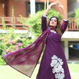 Ensemble Kurti élégant en coton pur violet brodé avec dupatta en coton Mul fait main - Product Image 1
