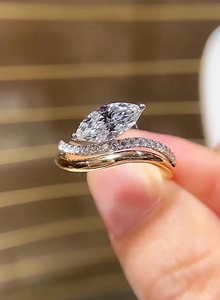 Anillo de Compromiso con Moissanita de Corte Marquesa de 3 Quilates |   Anillo Pavé en Espiral Chapado en Oro sobre Plata 925 |   Anillo con Diamante de Laboratorio con Engaste de Puntas - Product Image 6