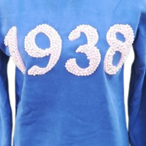เสื้อสเวตเชิ้ตสีน้ำเงินกรมท่า รุ่นวินเทอร์ 1938 ประดับคริสตัลสีชมพูมุก ดีไซน์ตัวอักษร คอกลม แขนยาว สวมใส่สบาย เป็นมิตรต่อสิ่งแวดล้อม - Product Image 4