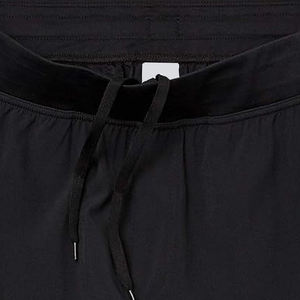Shorts de sport pour hommes conçus avec un tissu doux pour la course à pied, l'entraînement et des performances confortables en salle de sport. - Product Image 4