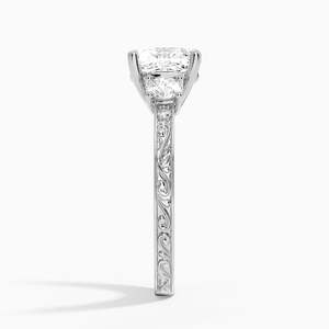 Bague de fiançailles en moissanite taille coussin en or blanc avec pierres latérales ornées - Product Image 4